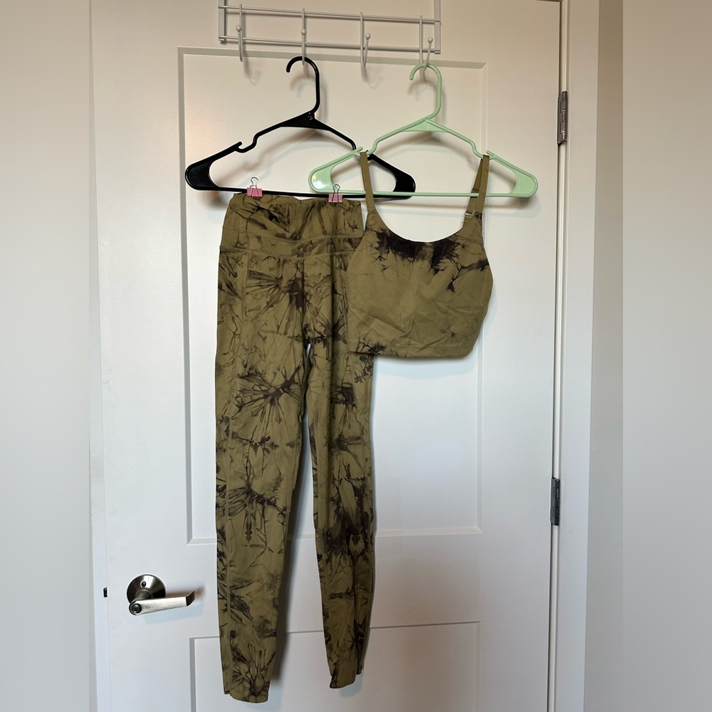 Alphalete leggings (part of set)